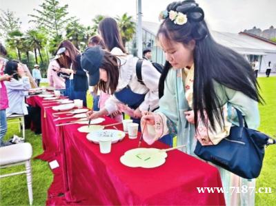 投壶、捶丸、绘团扇……百余名单身青年体验中国式浪漫